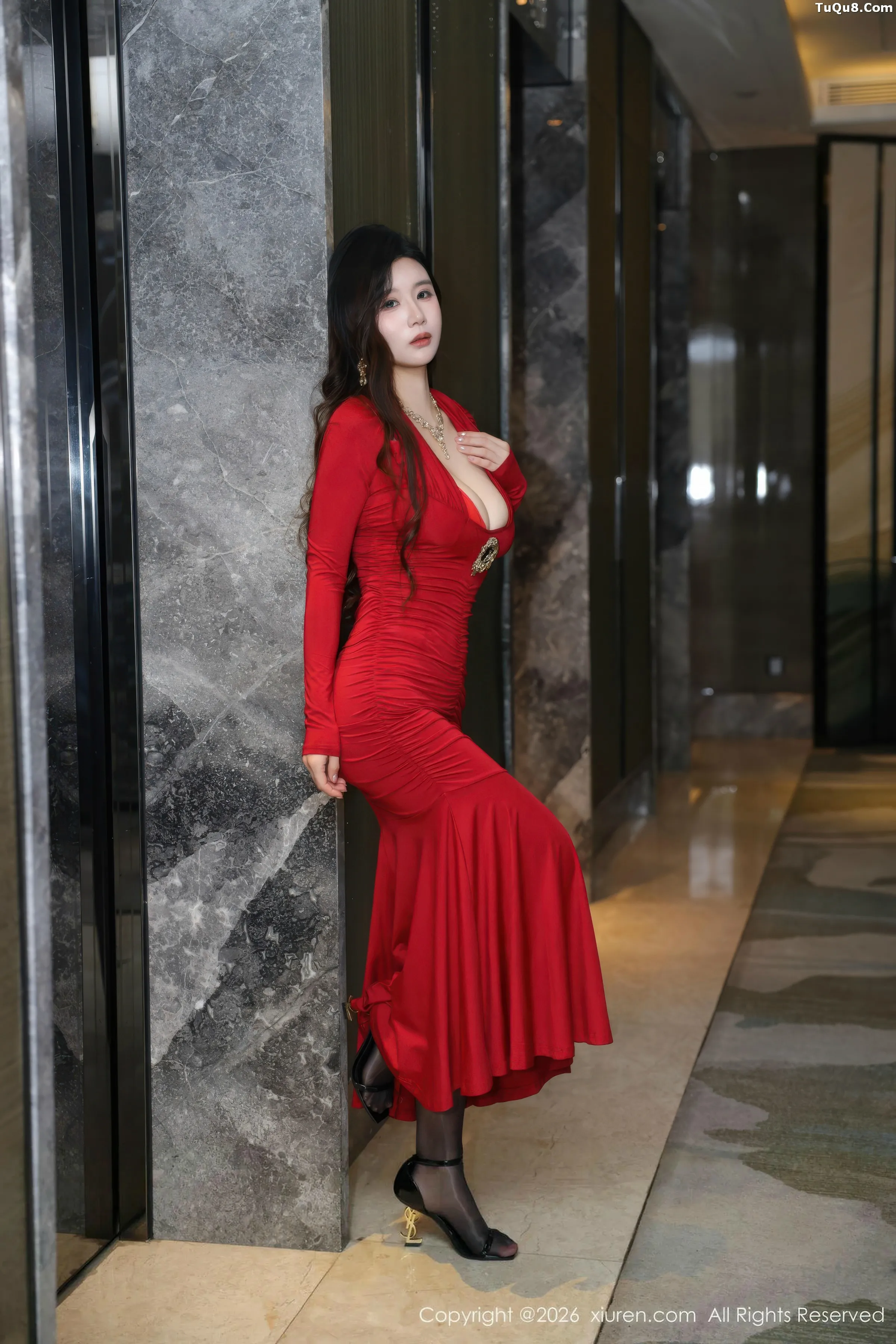 小肉肉咪红色连衣裙露红色内衣配开档黑丝秀凹凸身材绝美写真70P 4