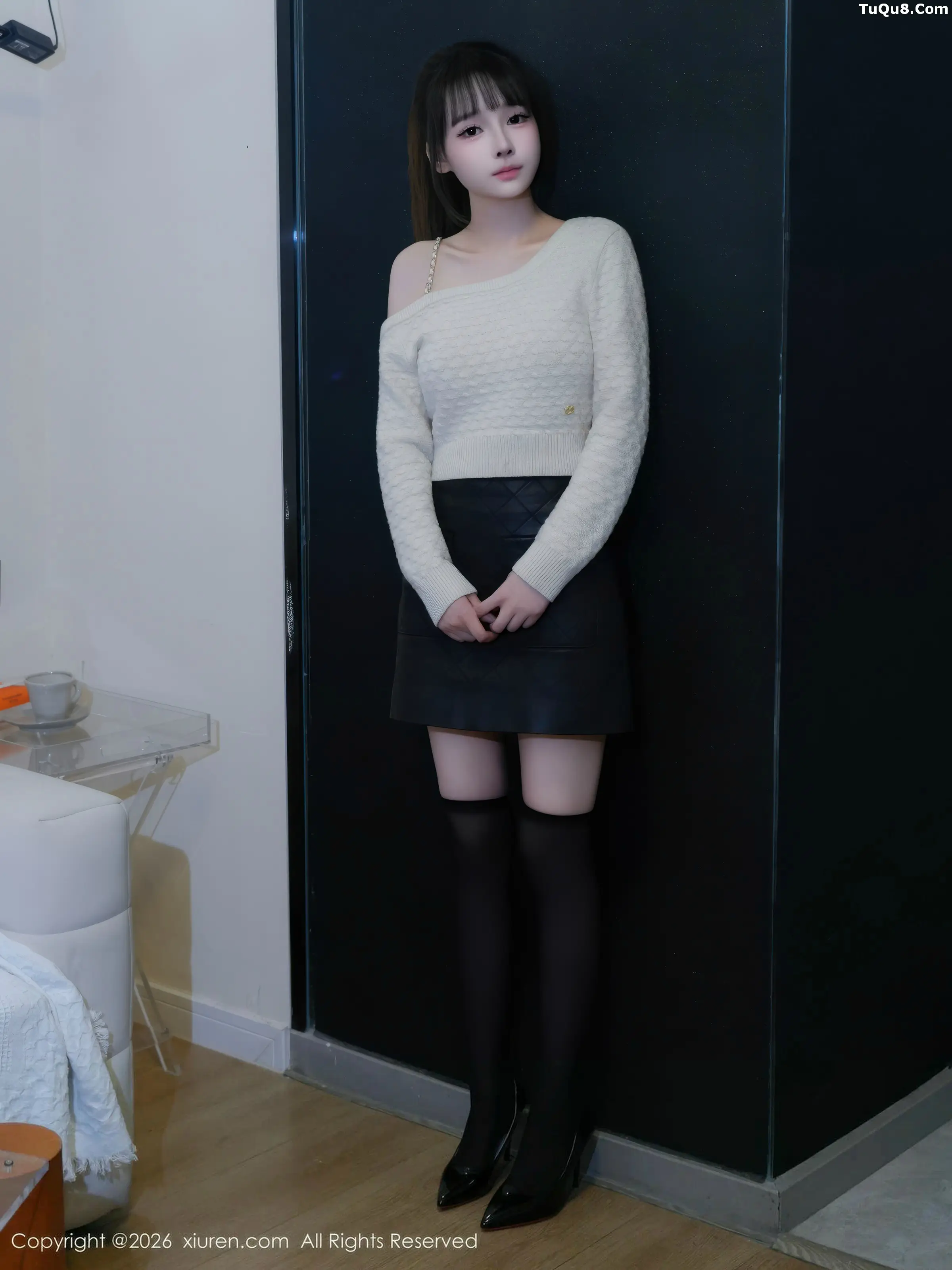 沈蜜儿性感白色T恤配黑短裙露黑色丝袜秀曼妙身姿绝美写真65P