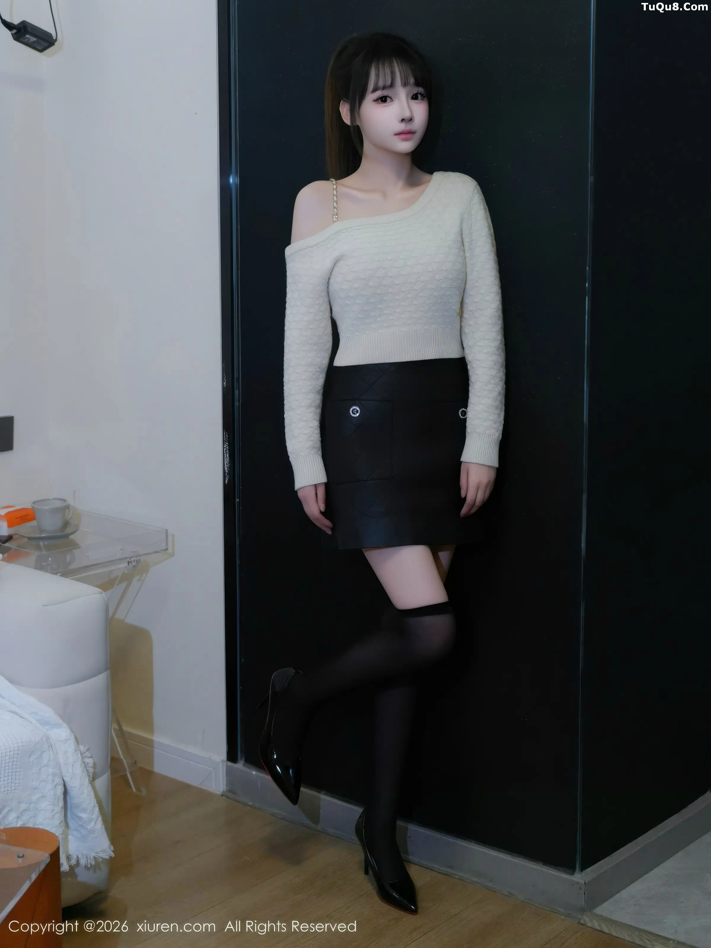 沈蜜儿性感白色T恤配黑短裙露黑色丝袜秀曼妙身姿绝美写真65P 2