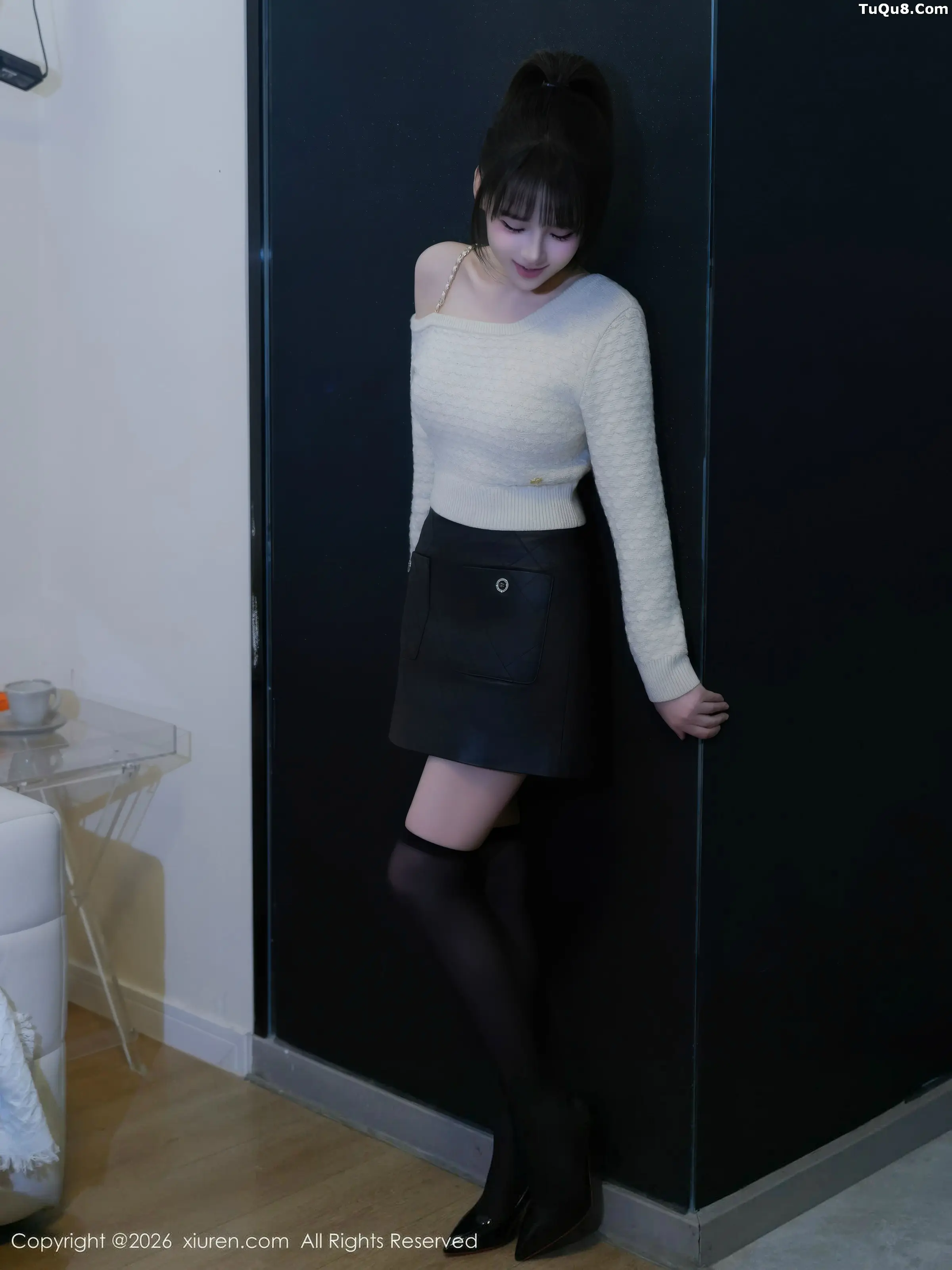 沈蜜儿性感白色T恤配黑短裙露黑色丝袜秀曼妙身姿绝美写真65P 4