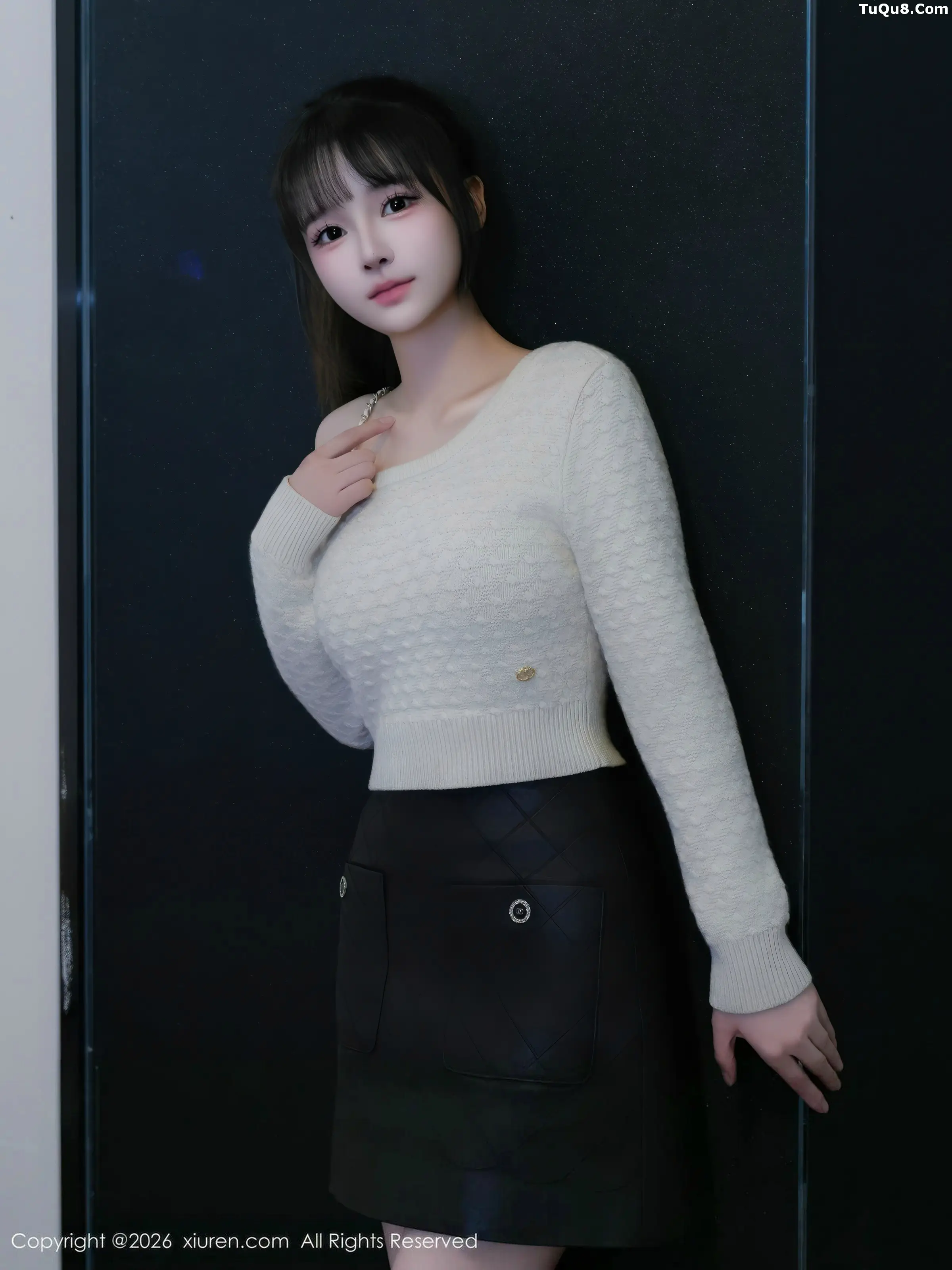 沈蜜儿性感白色T恤配黑短裙露黑色丝袜秀曼妙身姿绝美写真65P 6