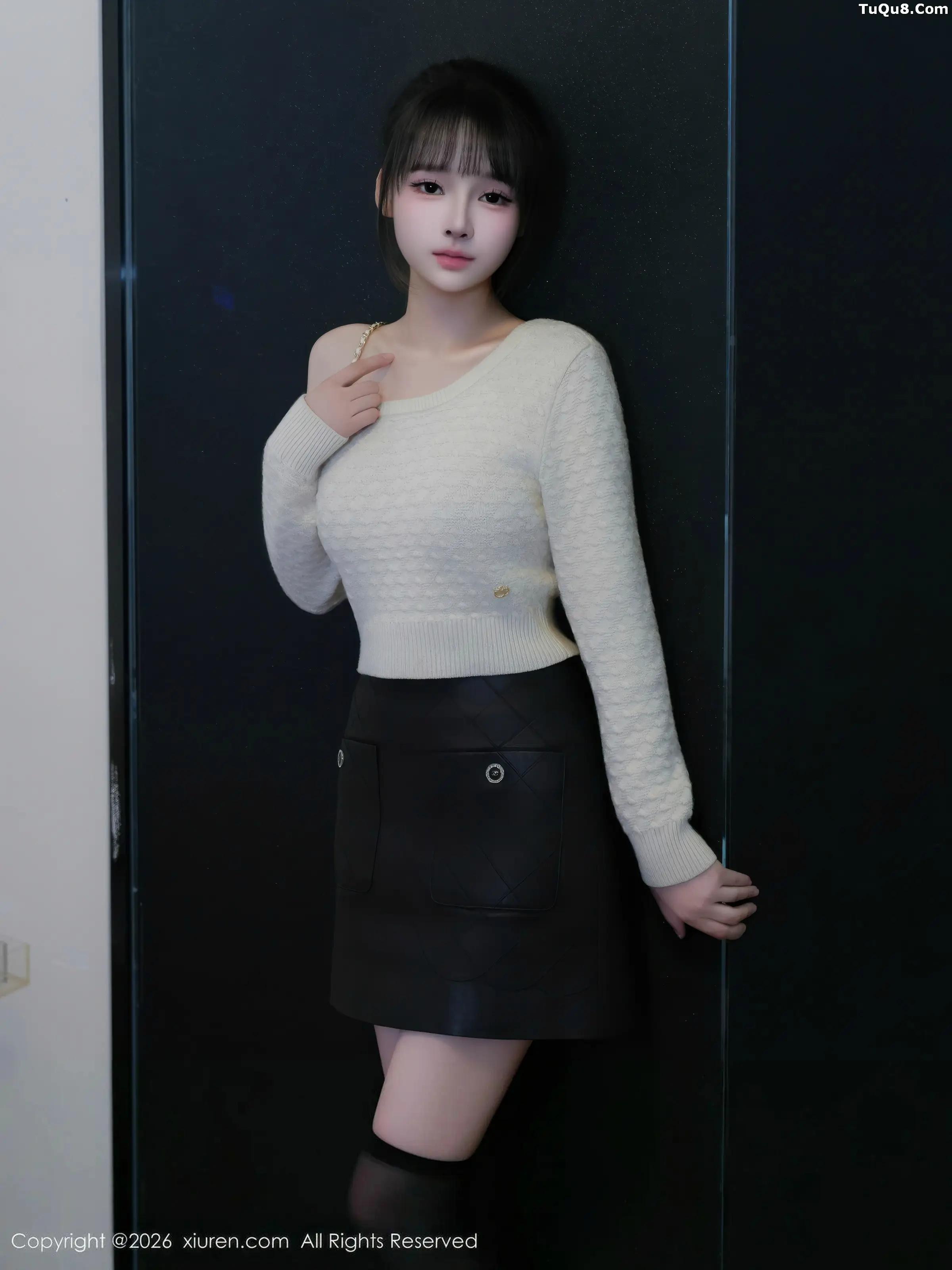 沈蜜儿性感白色T恤配黑短裙露黑色丝袜秀曼妙身姿绝美写真65P 7