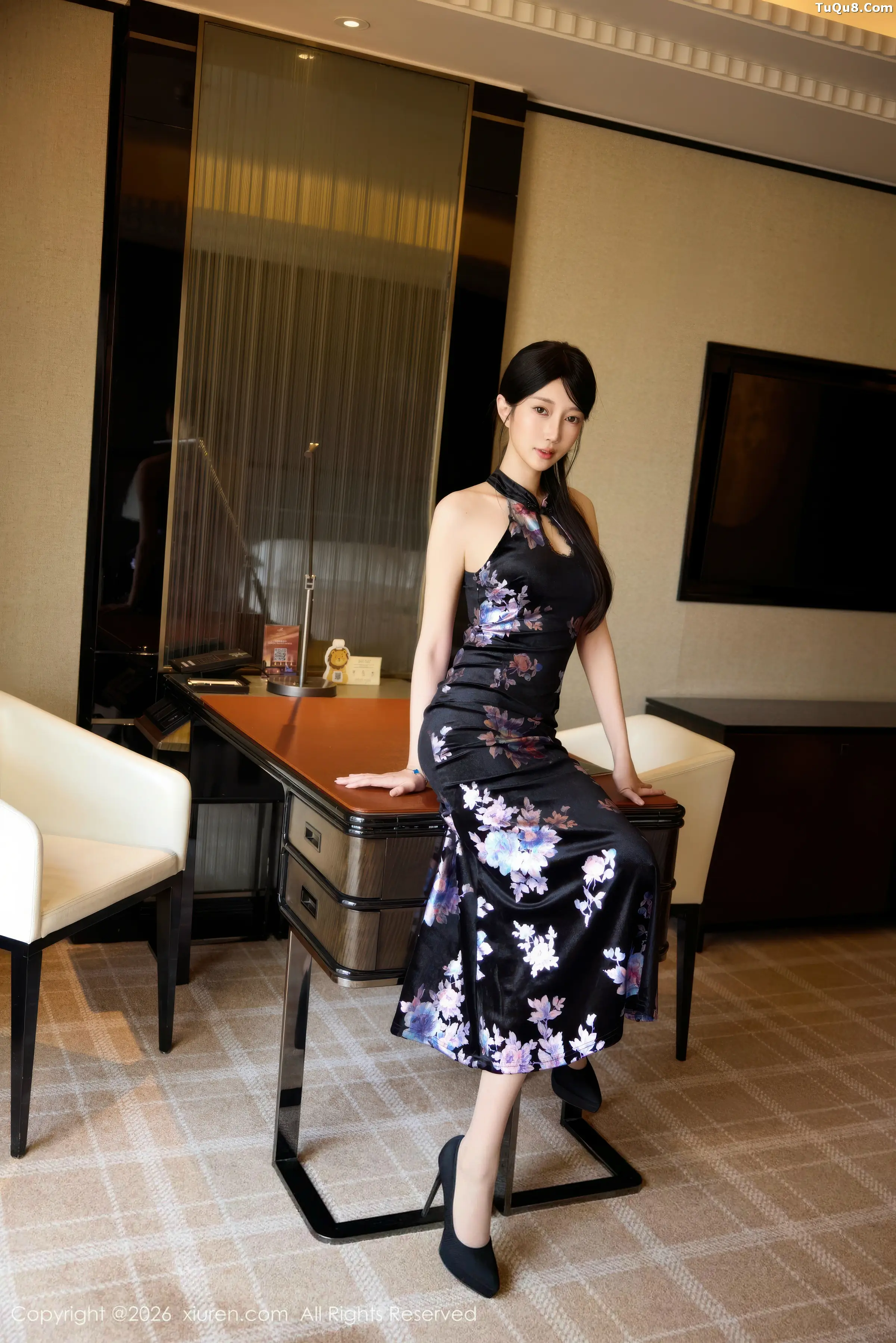 Yue'er Sexy Dark Cheongsam with Original Colored Stockings Photo Shoot 76P