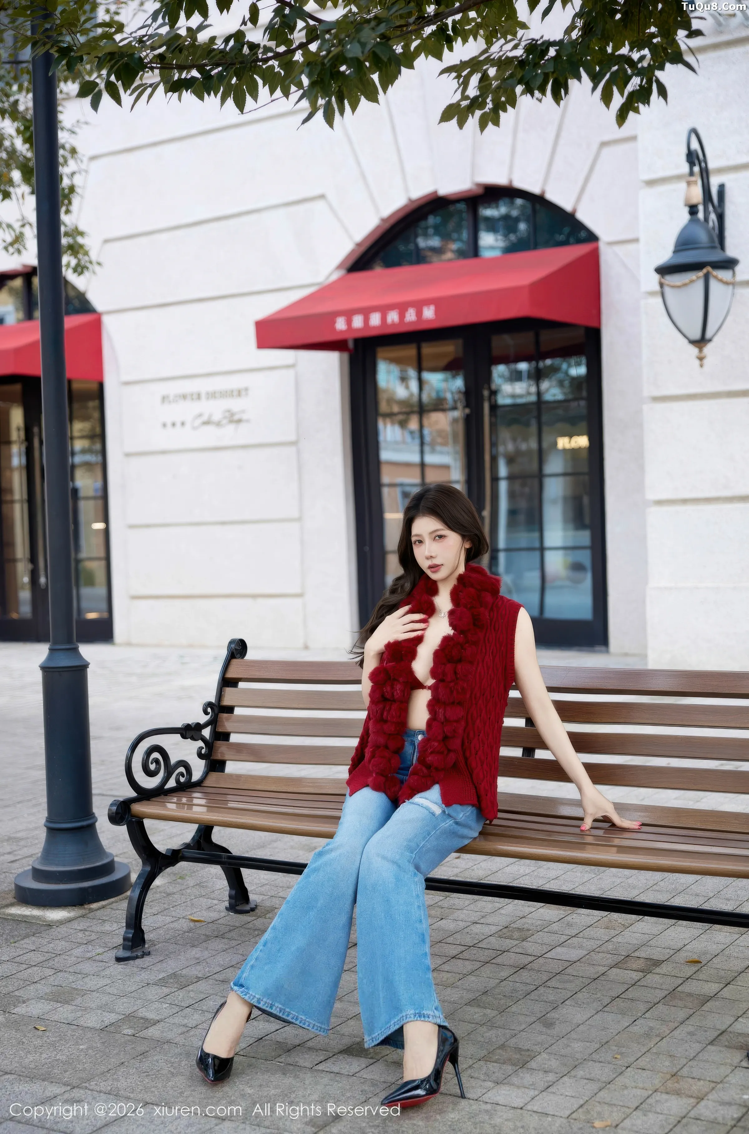 Yin Tiantian sexy red sweater paired with jeans showing red underwear, perfect figure, absolutely beautiful photos 76P 2