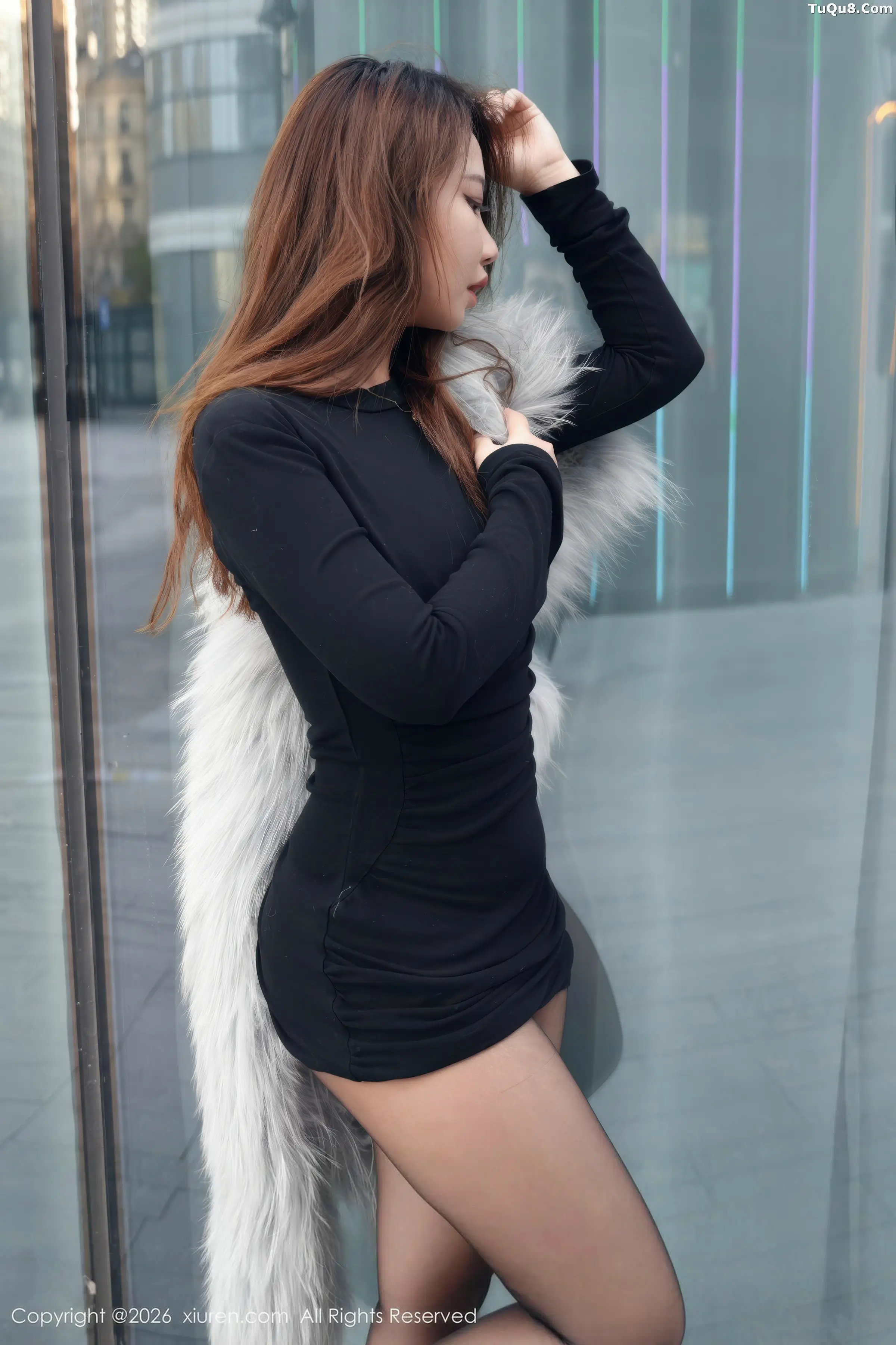 小依依MM黑色连衣短裙配超薄黑丝秀凹凸身材绝美写真66P 6