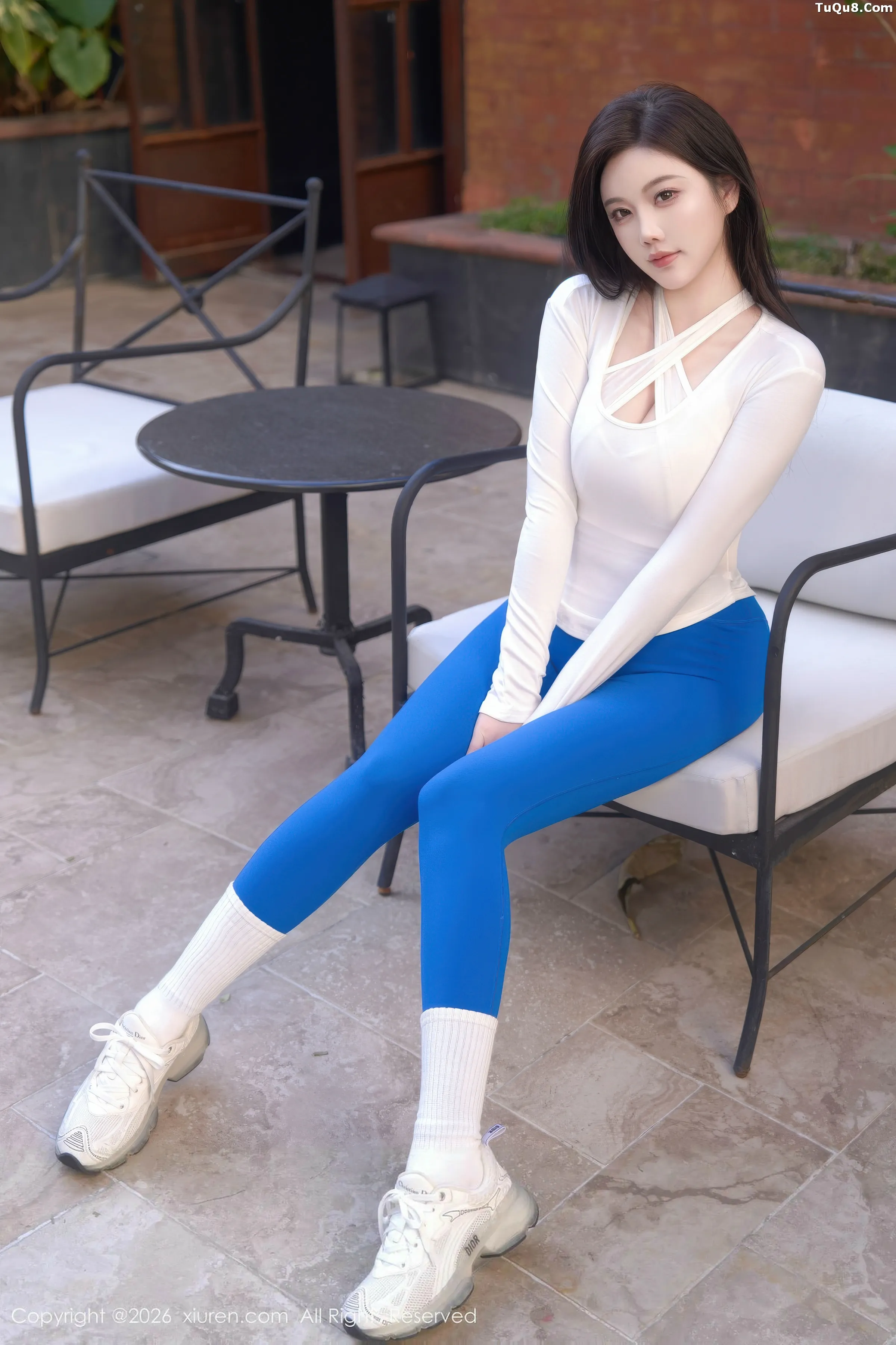 Yang Chenchen's Sexy White Lingerie Photoshoot with Gray Stockings and Curvaceous Figure