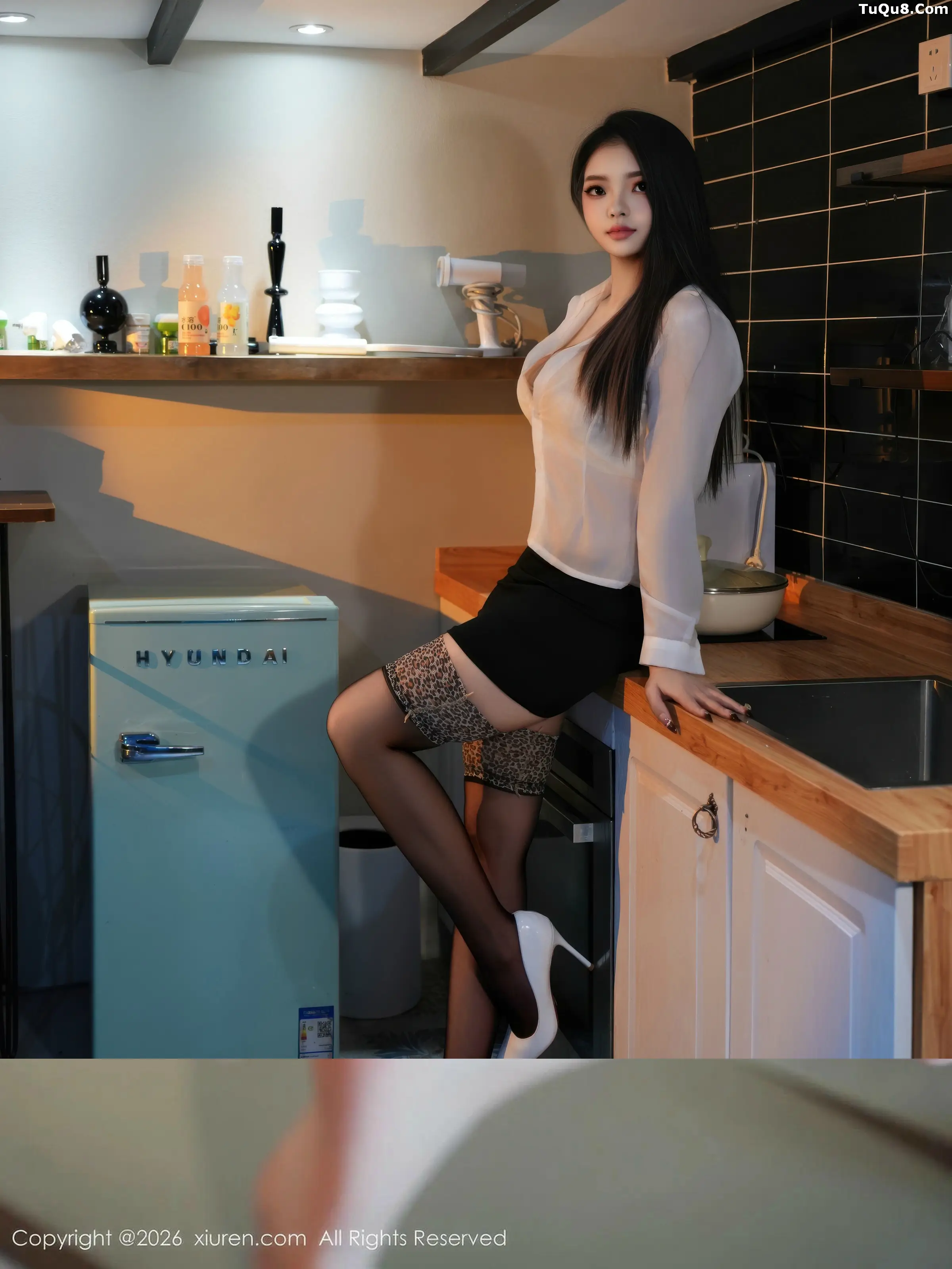 冬安性感白色衬衫配黑短裙露超薄黑丝秀丰满身材绝美写真80P