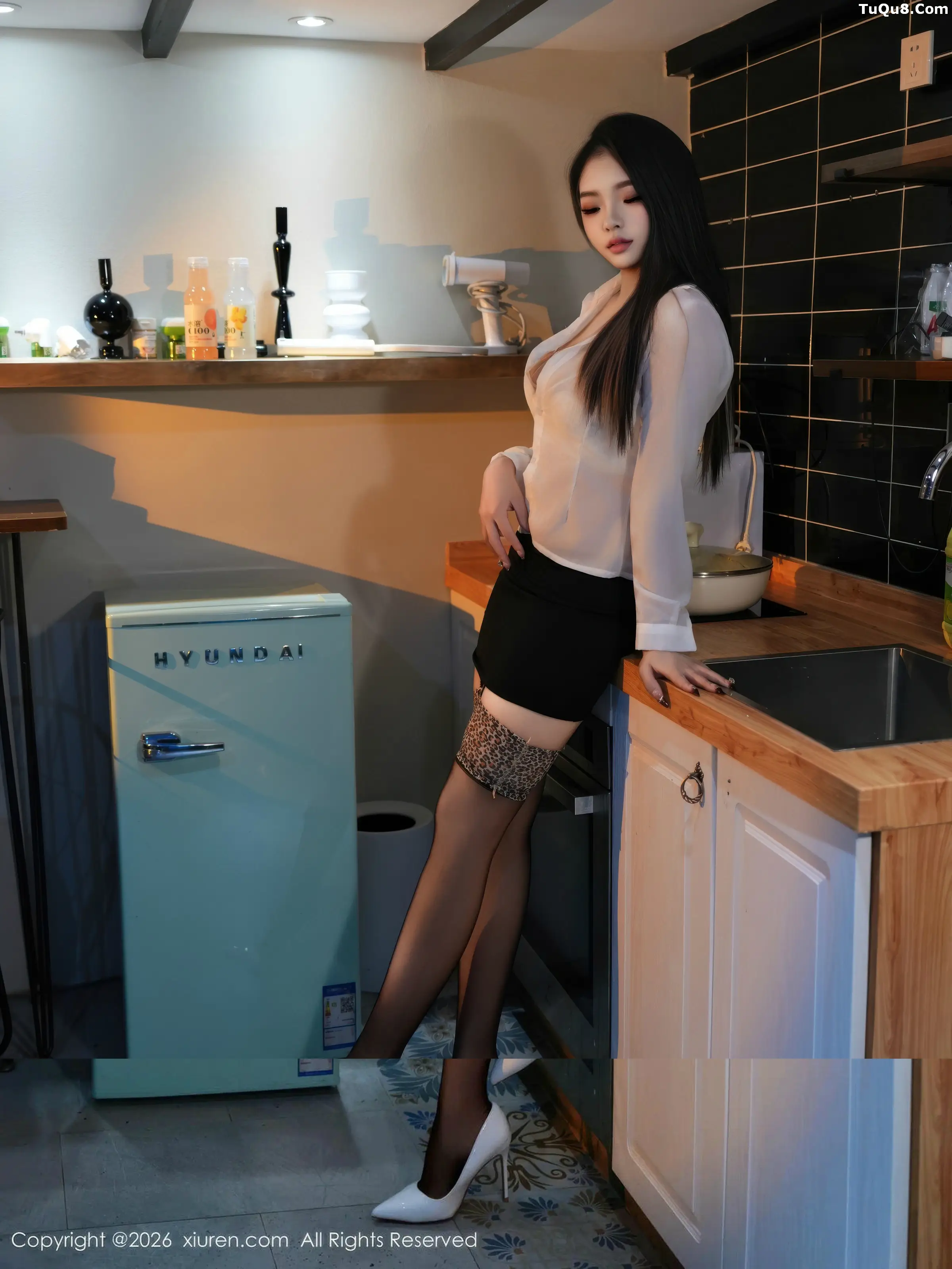 冬安性感白色衬衫配黑短裙露超薄黑丝秀丰满身材绝美写真80P 2
