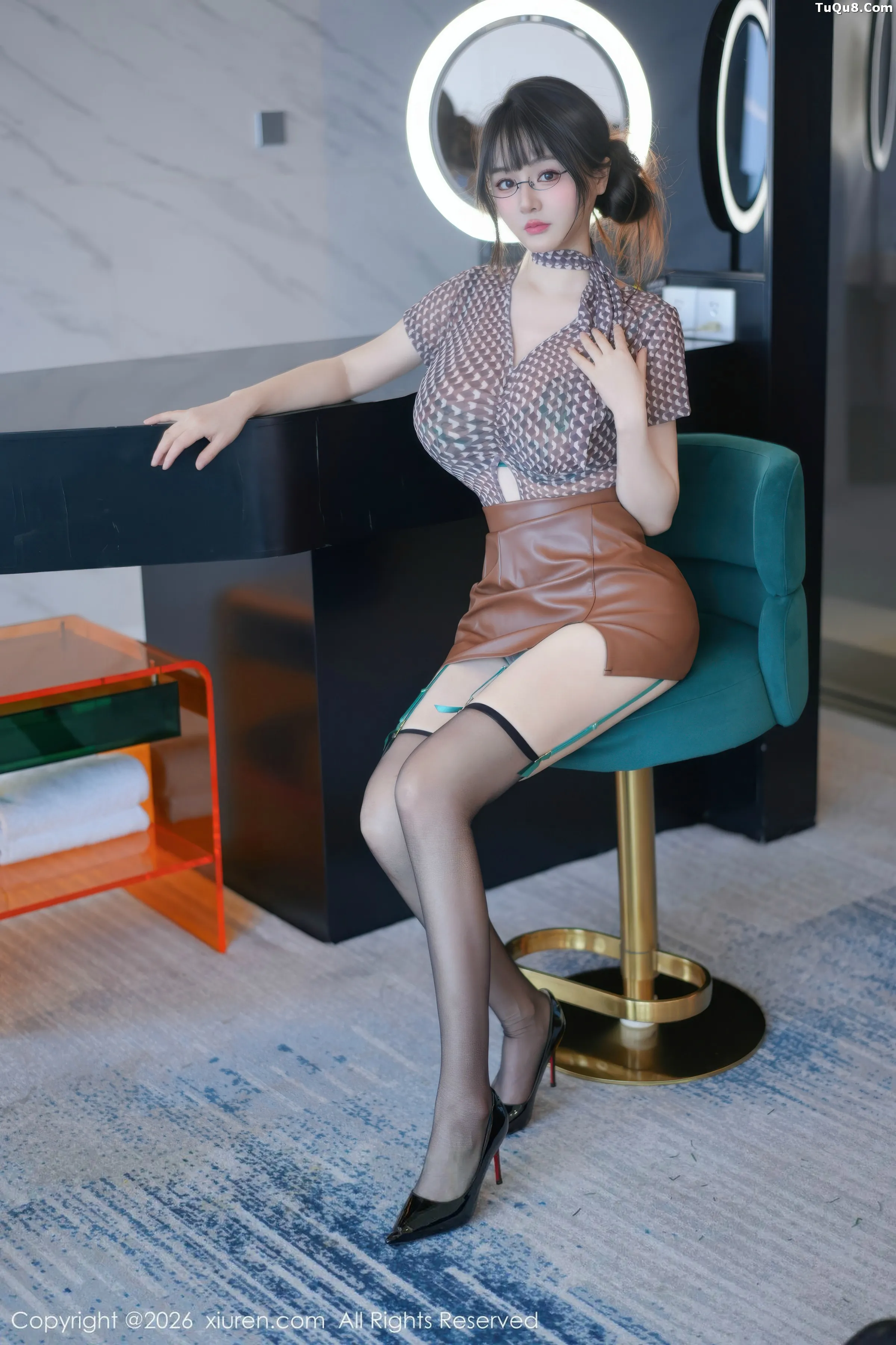 Shen Nanxi RuRu Sexy warm gray top paired with leather skirt, showing black stockings and garter socks, showcasing beautiful legs, absolutely beautiful photo 52P