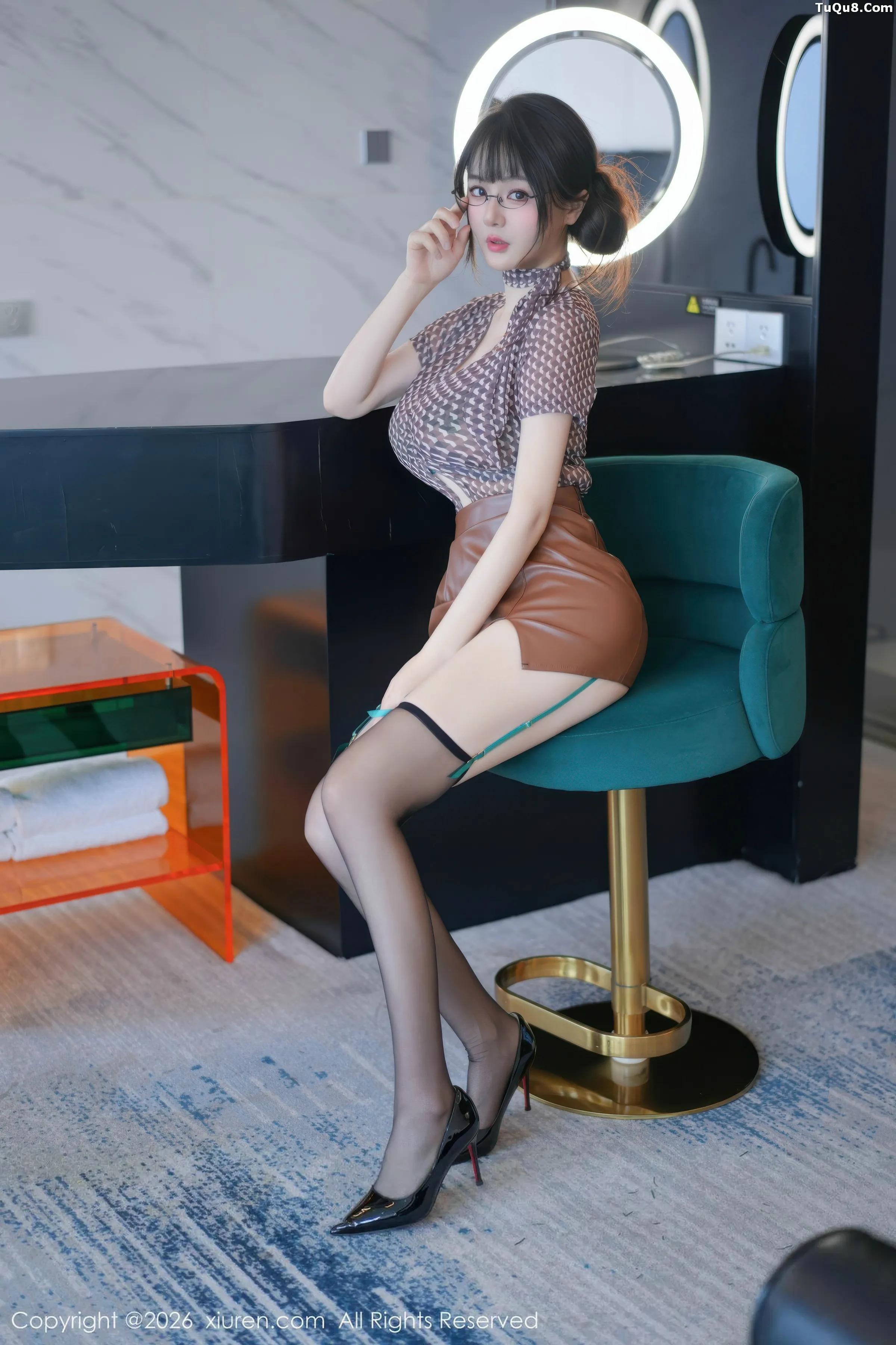 Shen Nanxi RuRu Sexy warm gray top paired with leather skirt, showing black stockings and garter socks, showcasing beautiful legs, absolutely beautiful photo 52P
