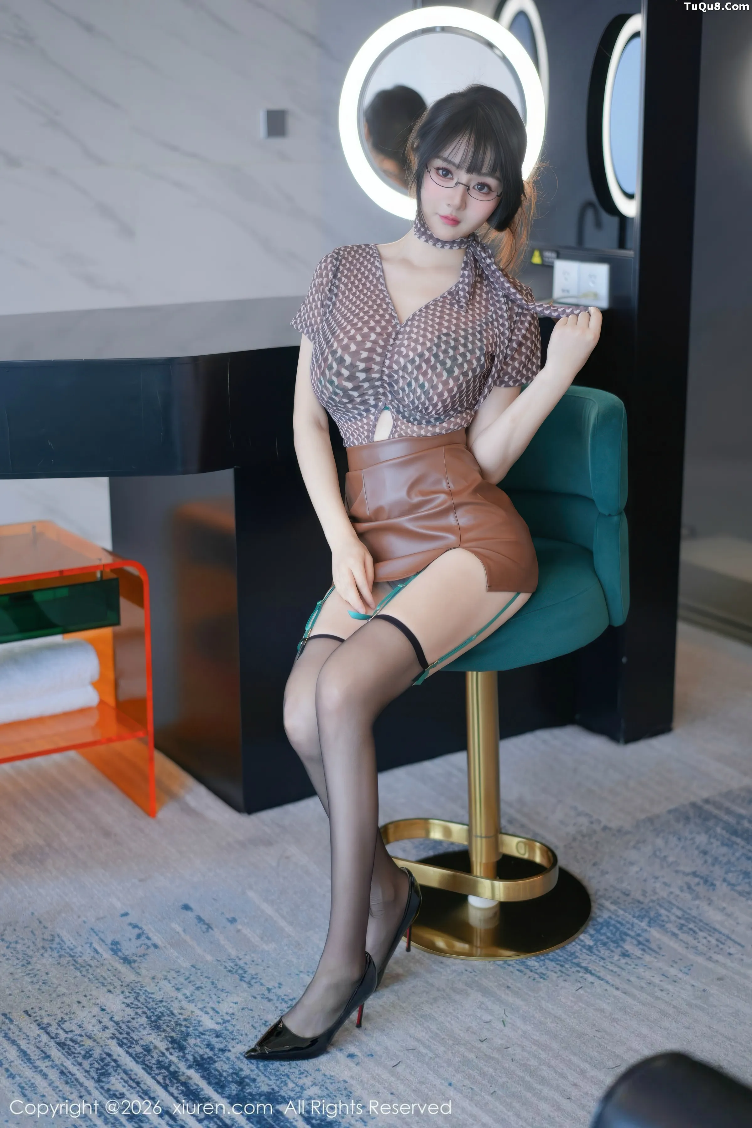 Shen Nanxi RuRu Sexy warm gray top paired with leather skirt, showing black stockings and garter socks, showcasing beautiful legs, absolutely beautiful photo 52P
