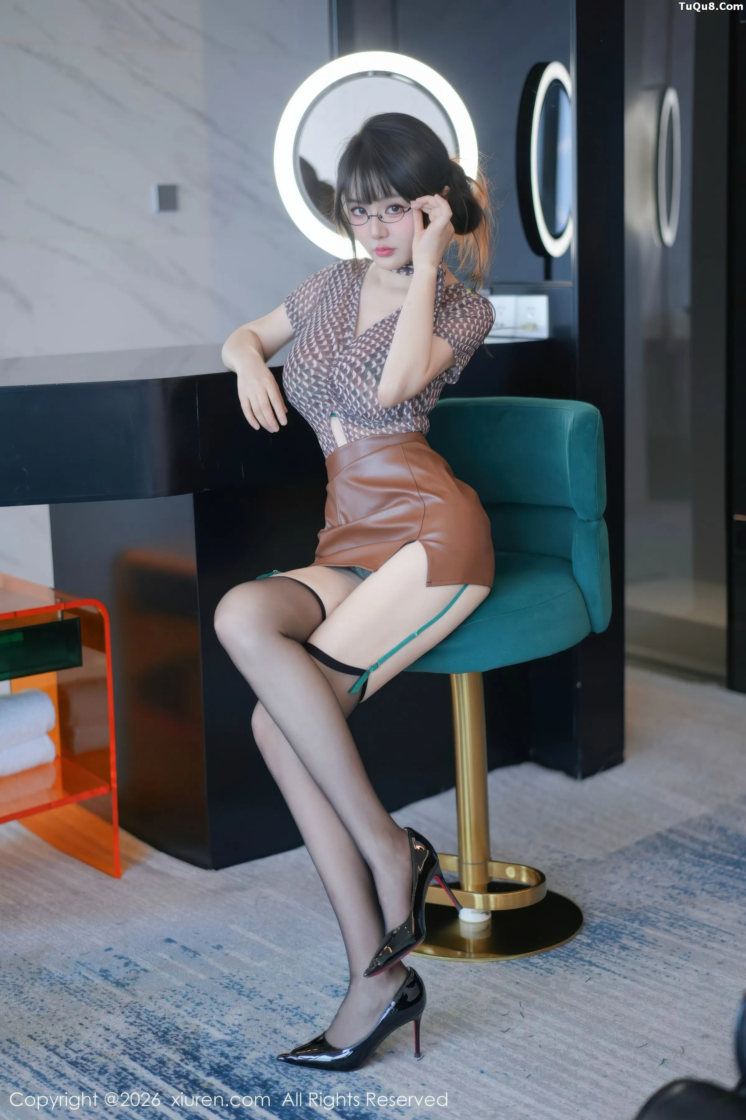 Shen Nanxi RuRu Sexy warm gray top paired with leather skirt, showing black stockings and garter socks, showcasing beautiful legs, absolutely beautiful photo 52P