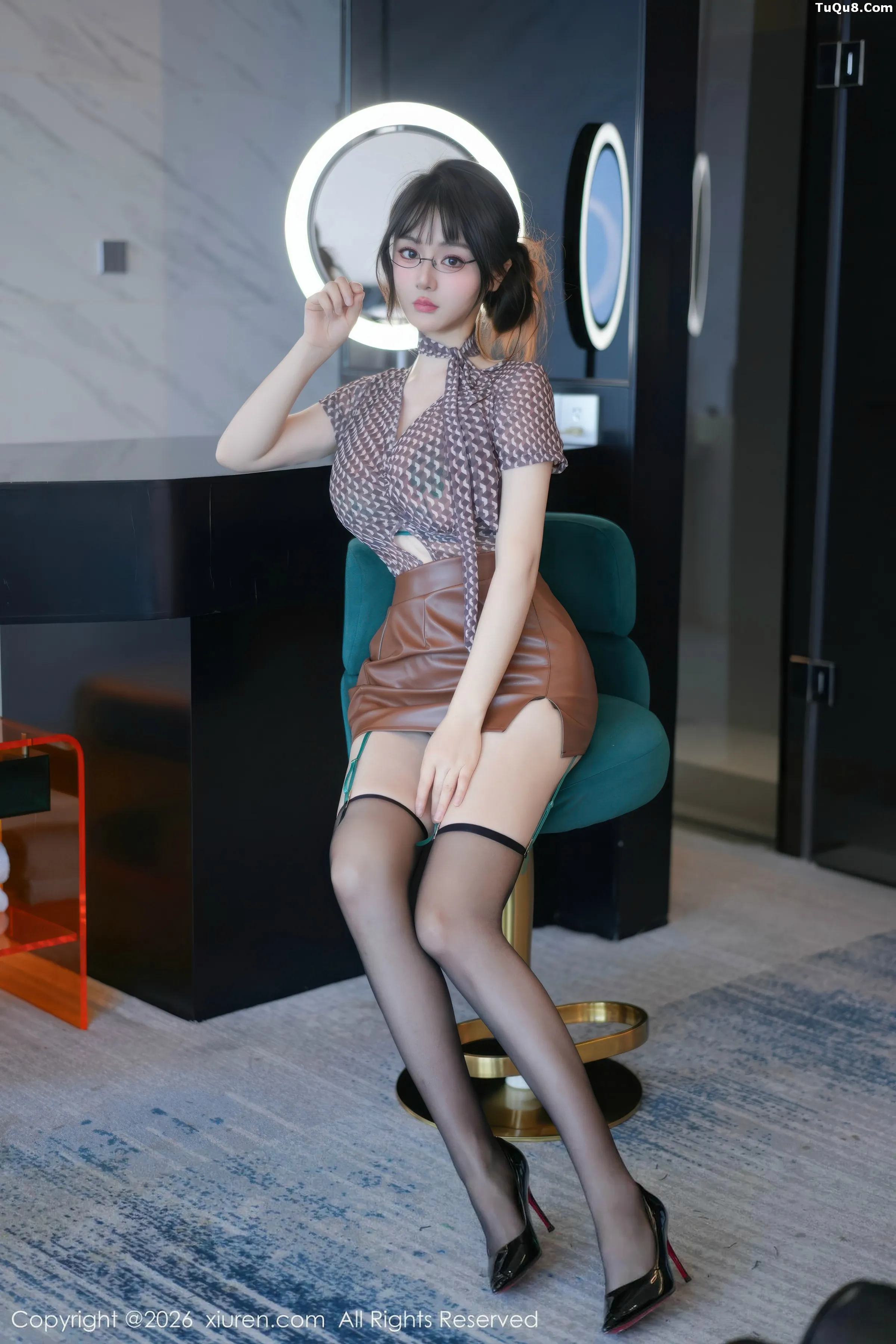 Shen Nanxi RuRu Sexy warm gray top paired with leather skirt, showing black stockings and garter socks, showcasing beautiful legs, absolutely beautiful photo 52P