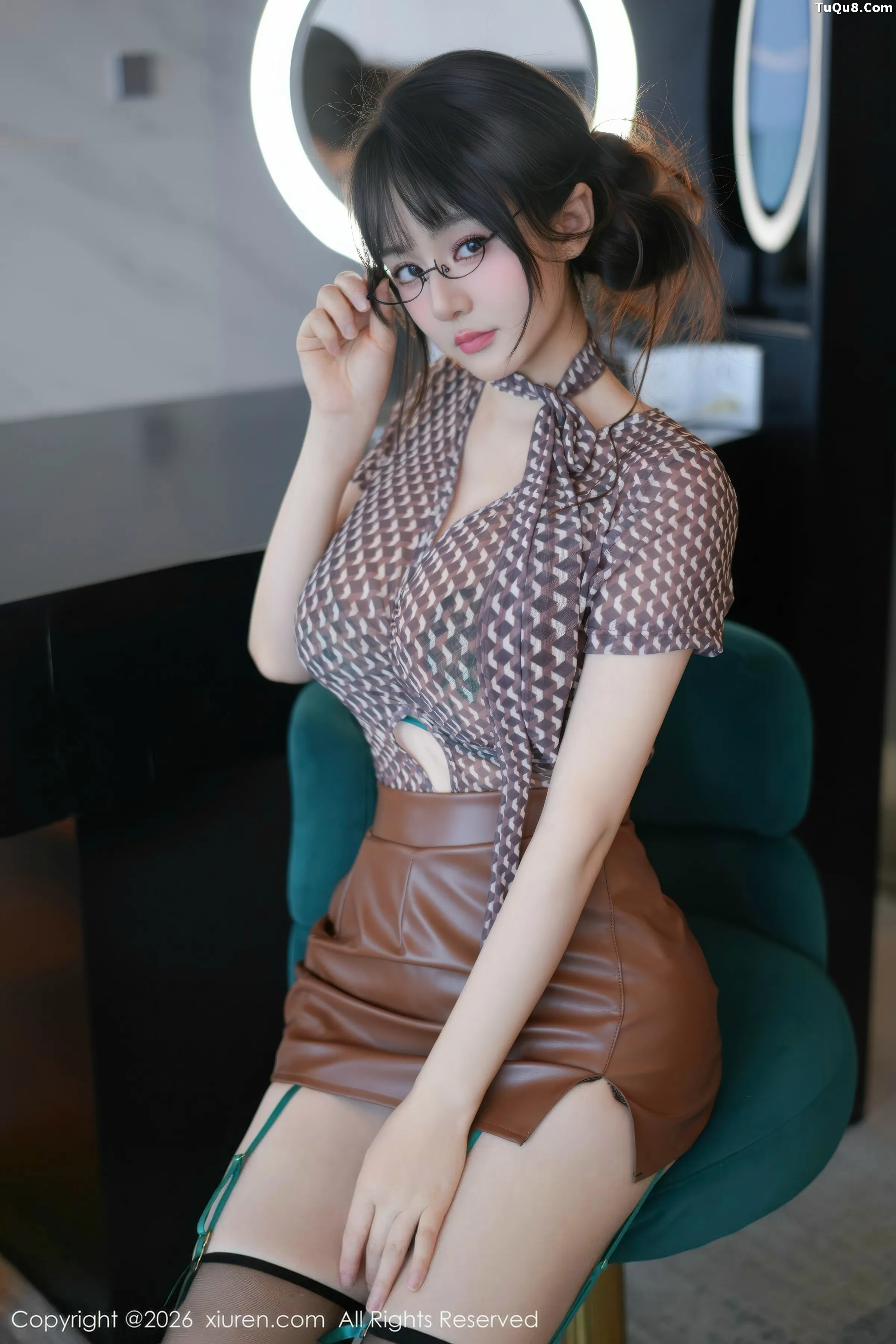 Shen Nanxi RuRu Sexy warm gray top paired with leather skirt, showing black stockings and garter socks, showcasing beautiful legs, absolutely beautiful photo 52P