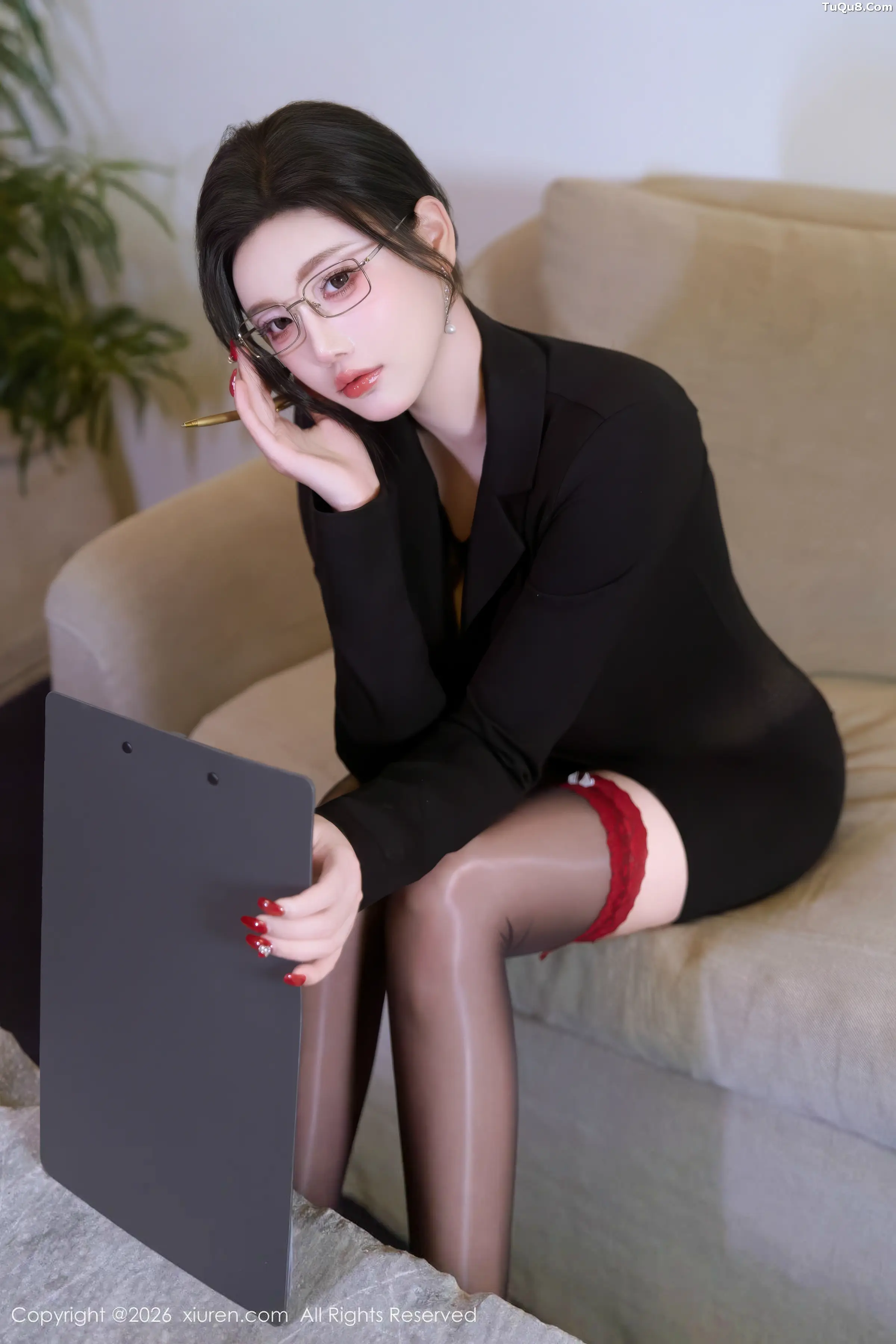 Yang Chenchen. Sexy black suit paired with a black mini skirt revealing black stockings, showing voluptuous figure, absolutely beautiful photo set 75P 2