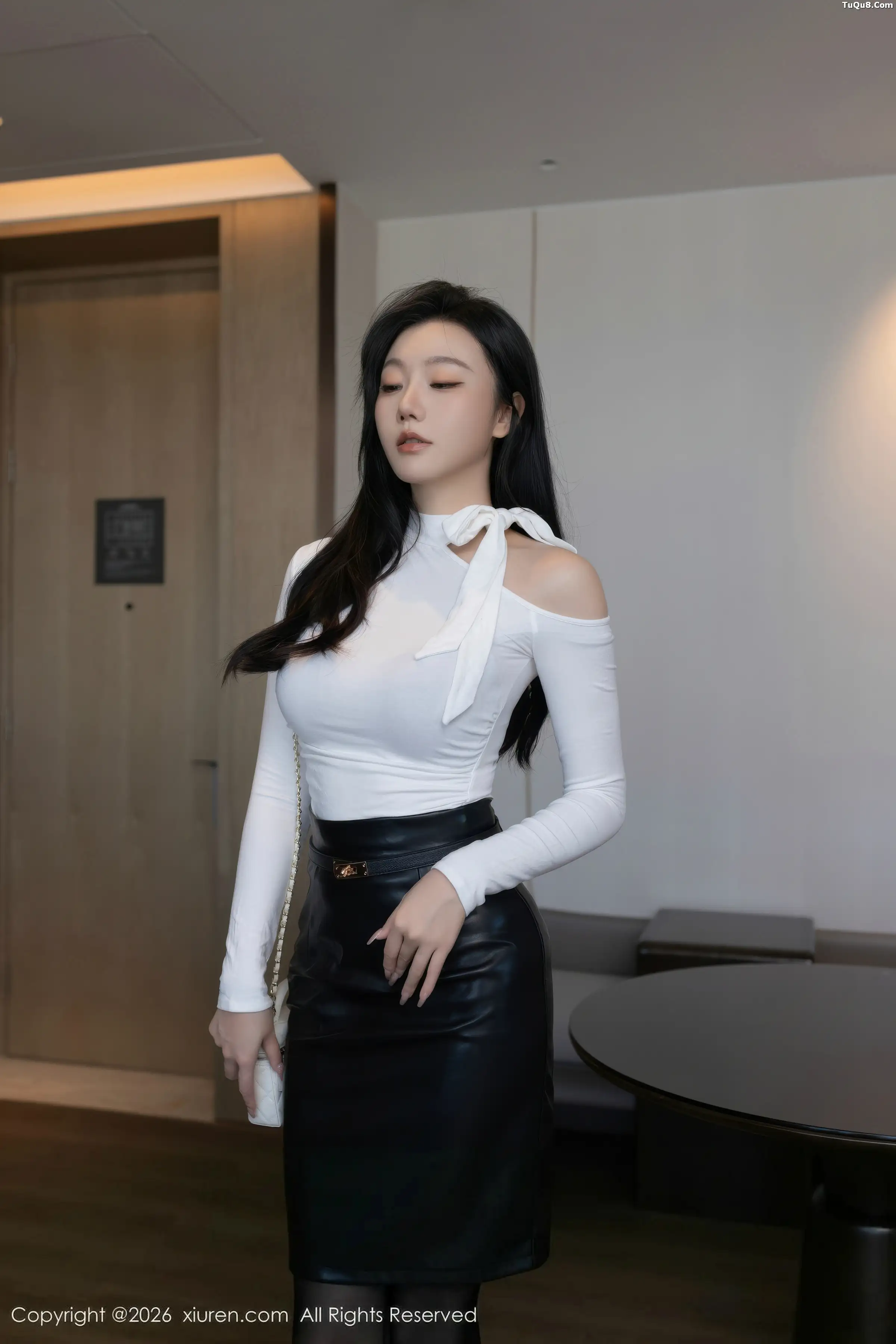 An Ran sexy white top with black leather skirt and sheer stockings, showcasing a graceful figure, beautiful photoshoot 76P 3