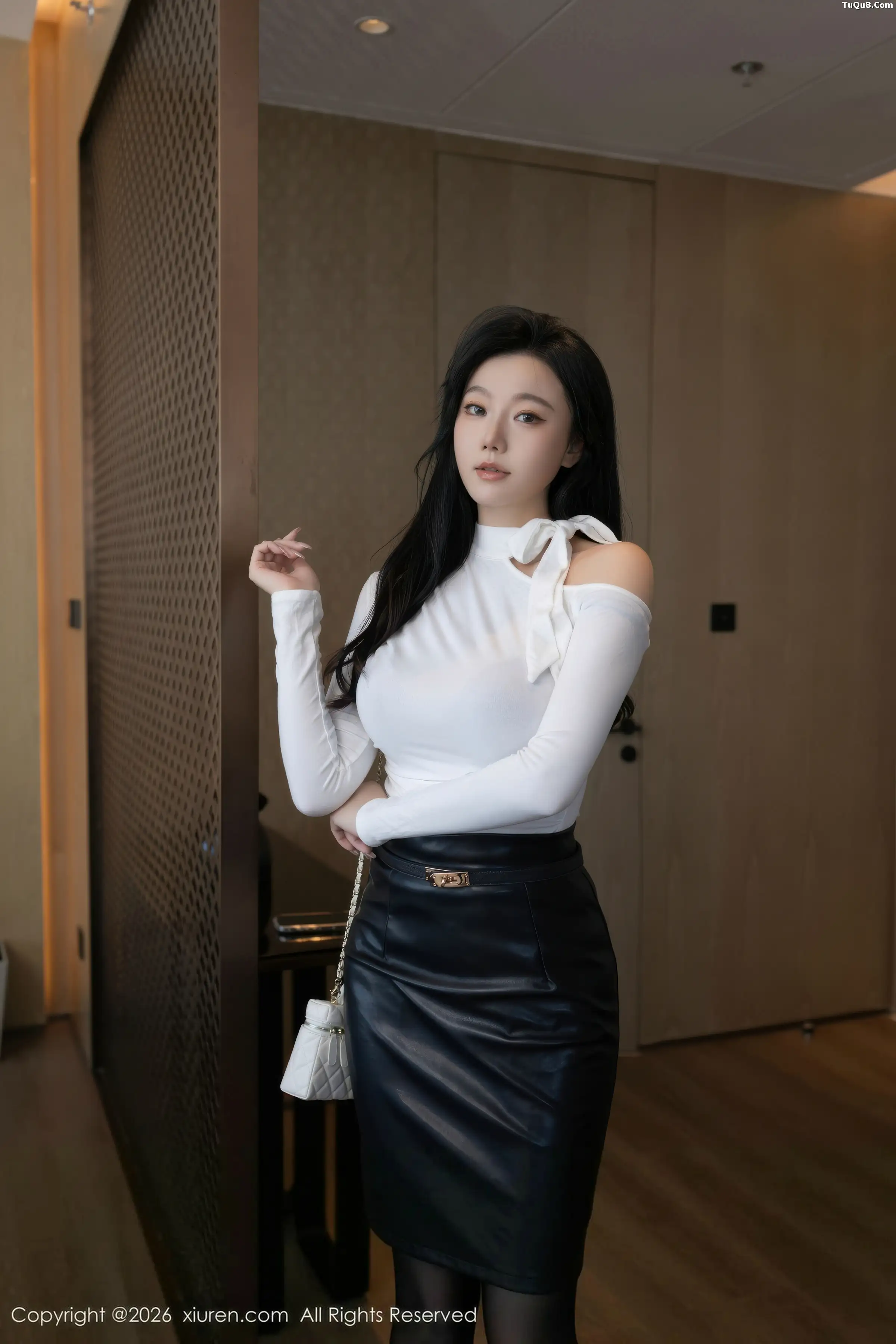 An Ran sexy white top with black leather skirt and sheer stockings, showcasing a graceful figure, beautiful photoshoot 76P 5