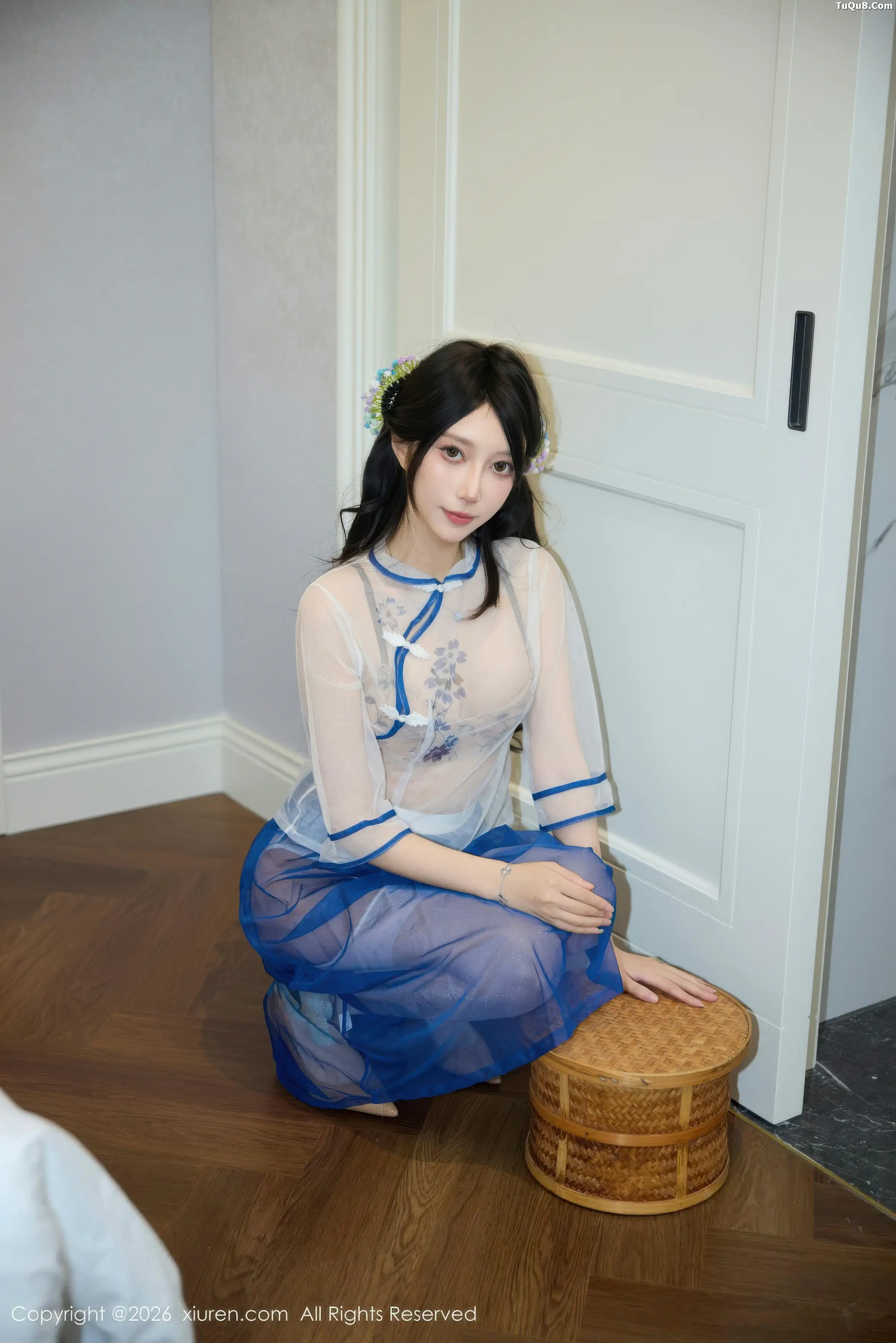 Yue'er Yue sexy light-colored dress with white stockings, showing graceful figure, charming and absolutely beautiful photo set 66P