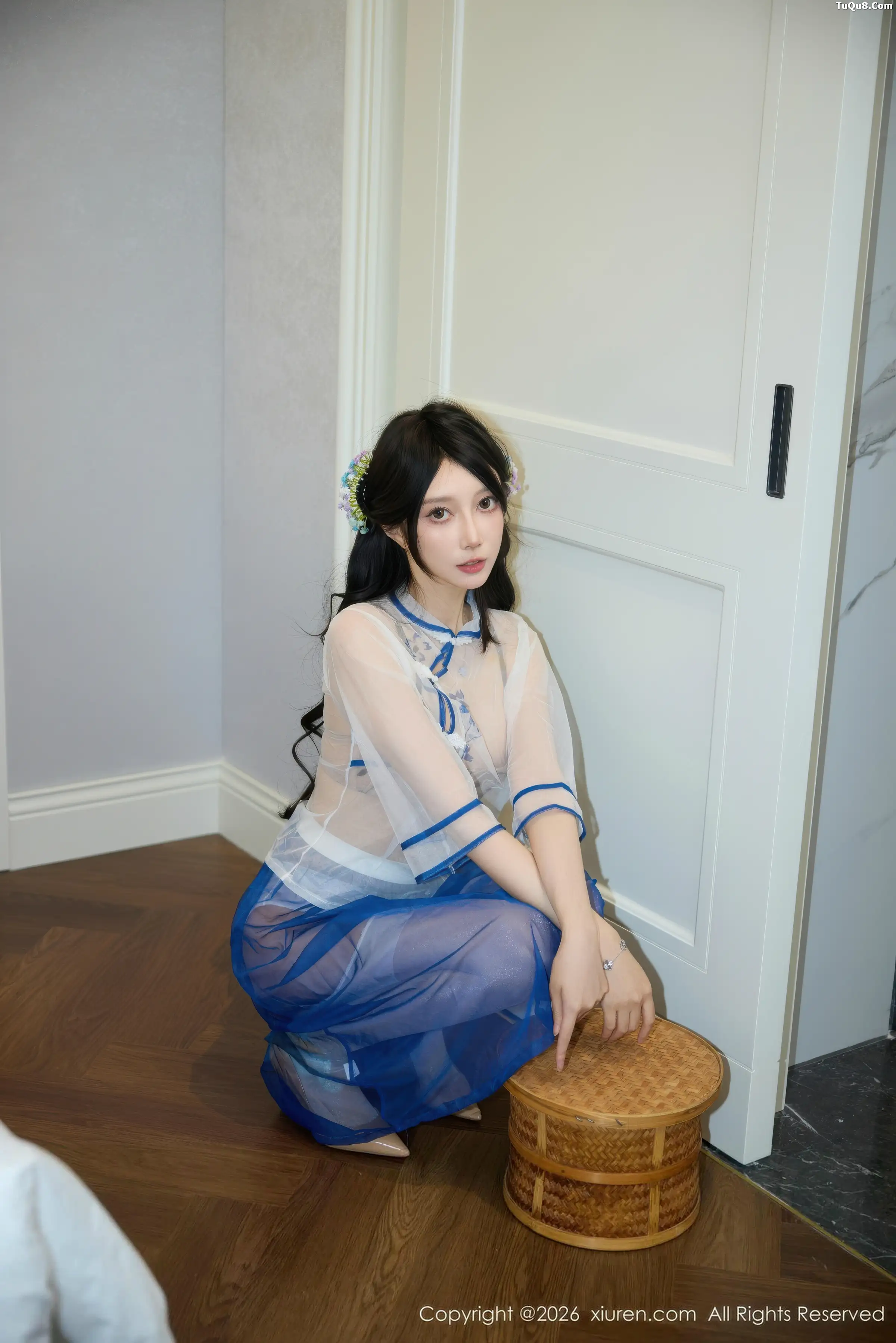 Yue'er Yue sexy light-colored dress with white stockings, showing graceful figure, charming and absolutely beautiful photo set 66P