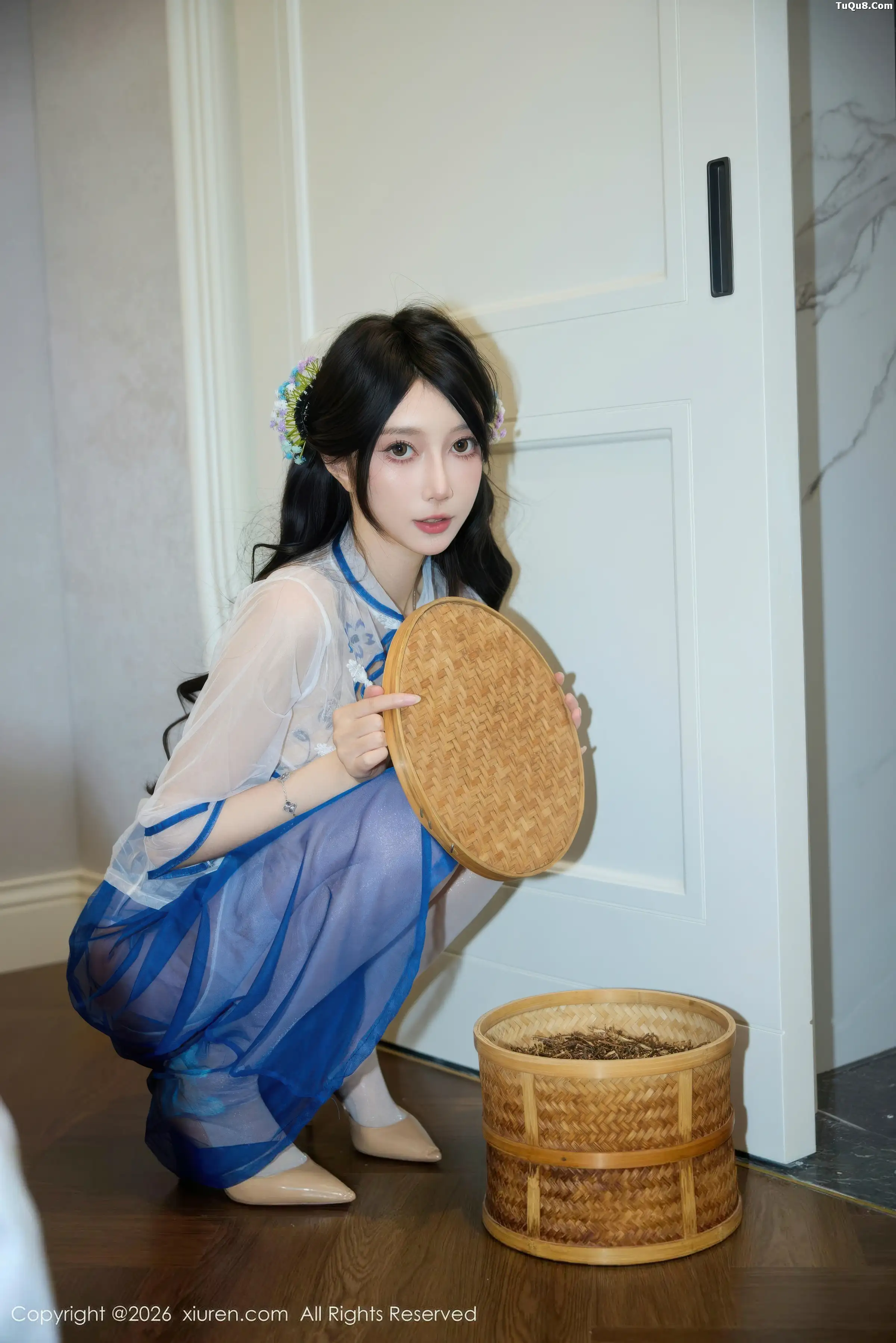 Yue'er Yue sexy light-colored dress with white stockings, showing graceful figure, charming and absolutely beautiful photo set 66P