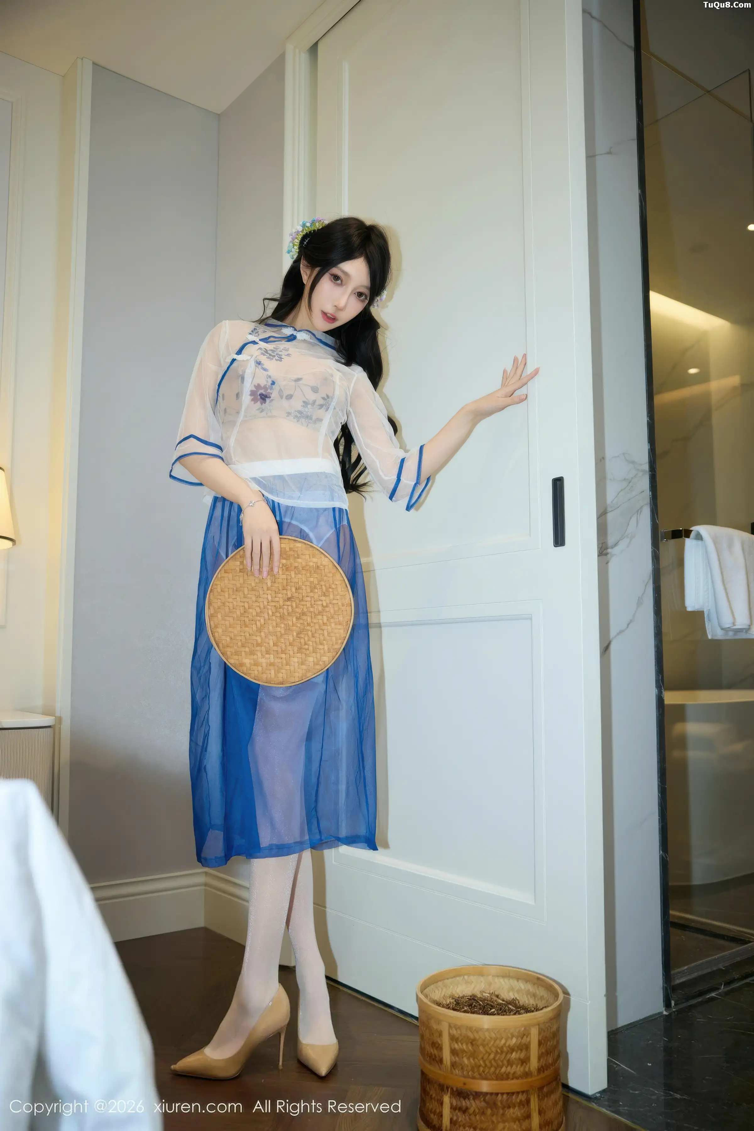 Yue'er Yue sexy light-colored dress with white stockings, showing graceful figure, charming and absolutely beautiful photo set 66P