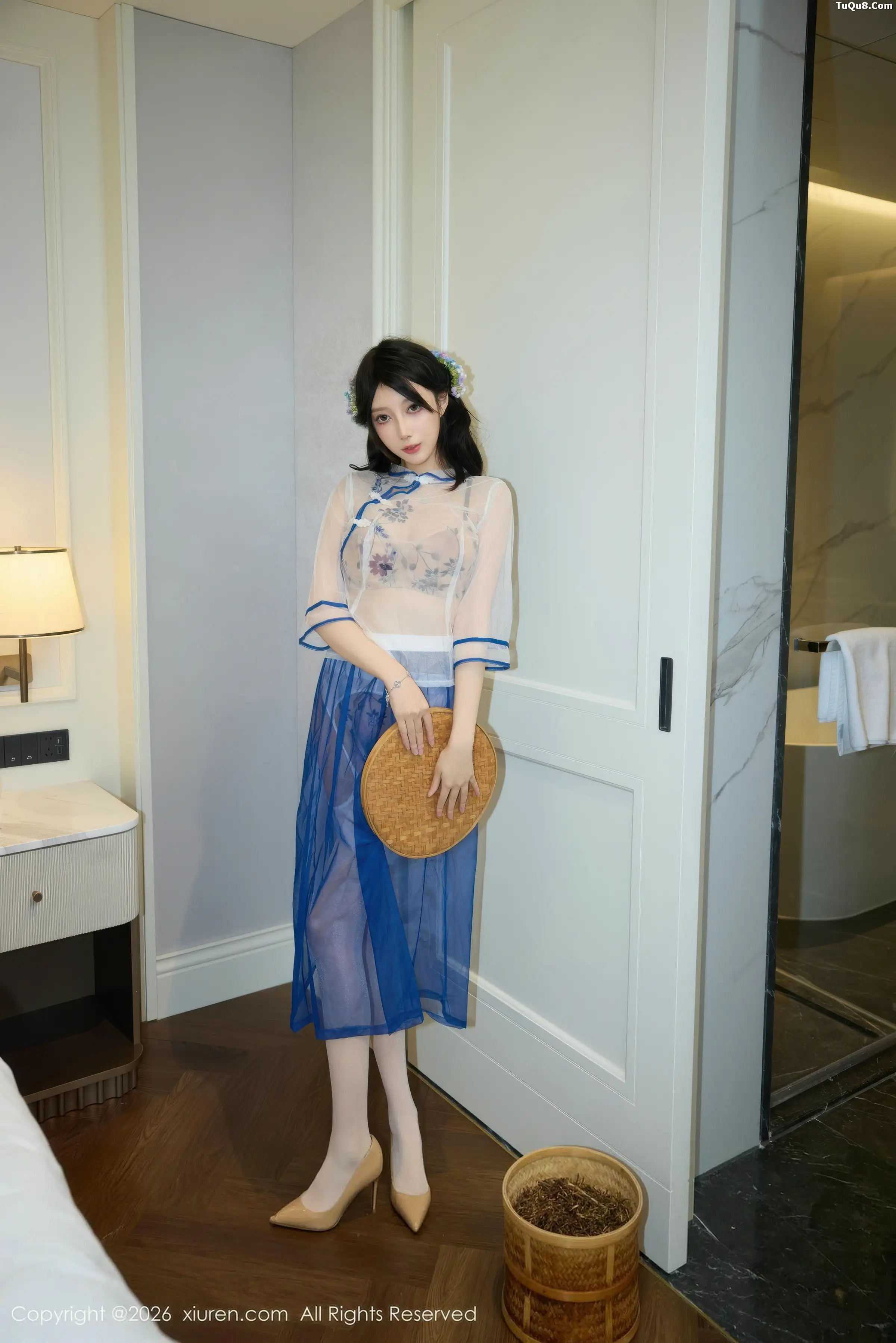 Yue'er Yue sexy light-colored dress with white stockings, showing graceful figure, charming and absolutely beautiful photo set 66P