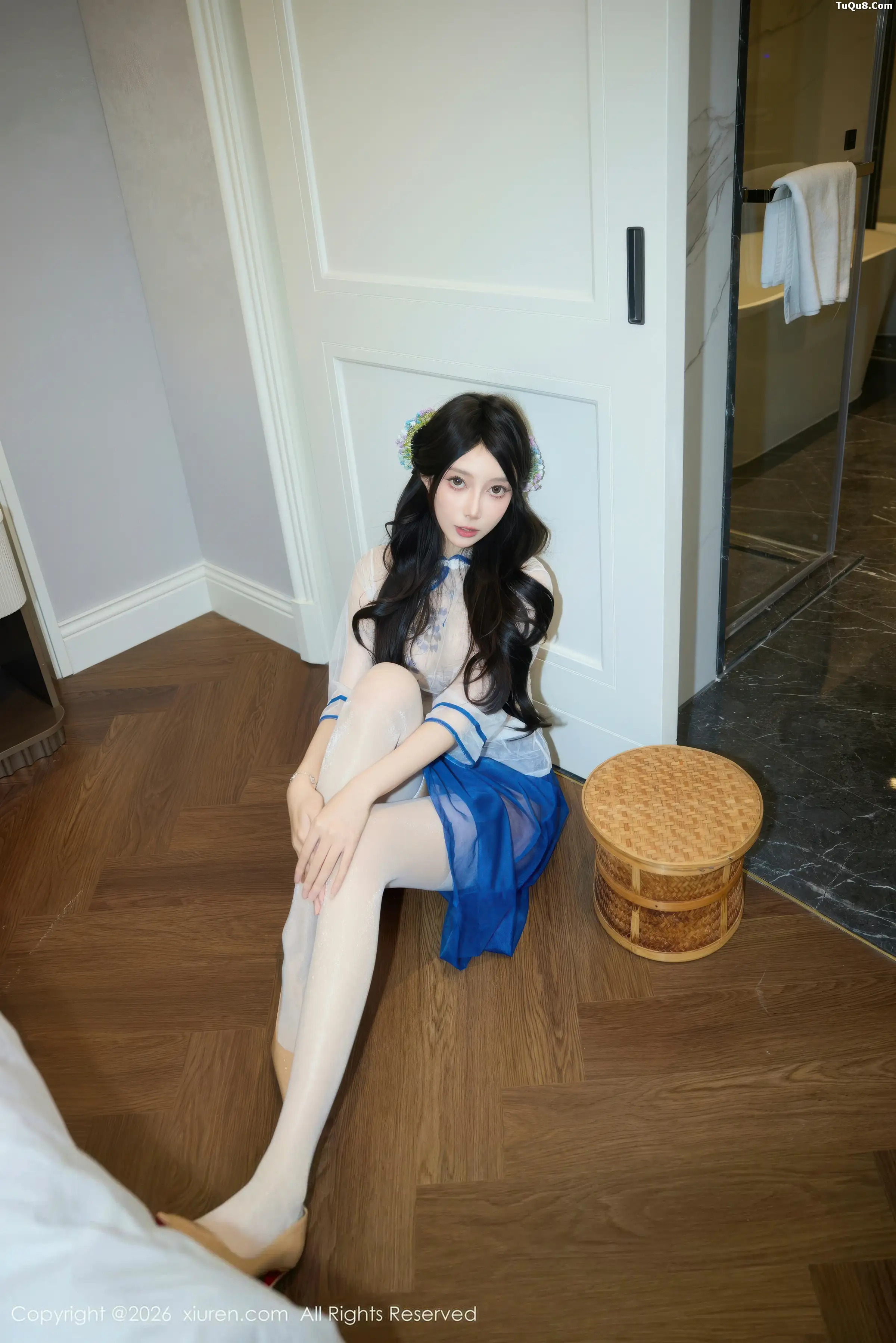 Yue'er Yue sexy light-colored dress with white stockings, showing graceful figure, charming and absolutely beautiful photo set 66P